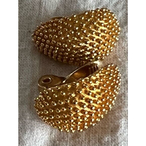 Vintage Monet Earrings | Gold Tone | Clip On Non-Pierced Earrings - Picture 7 of 8